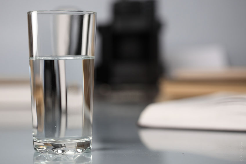 Glas water op tafel