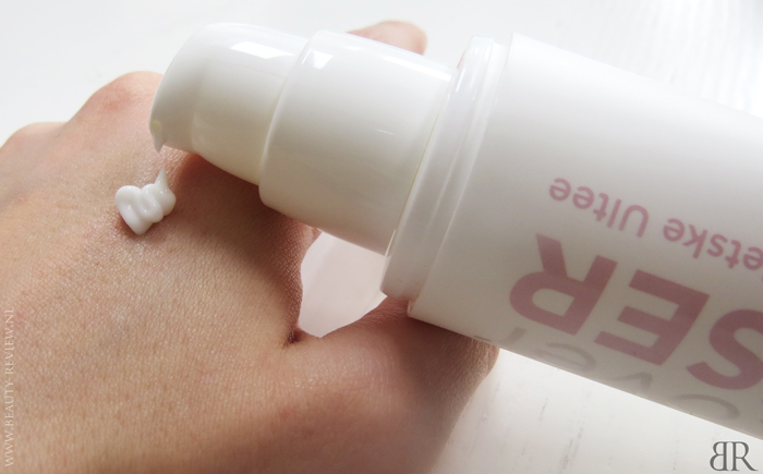Uncover Skincare Cleanser voor de normale tot droge huid op hand